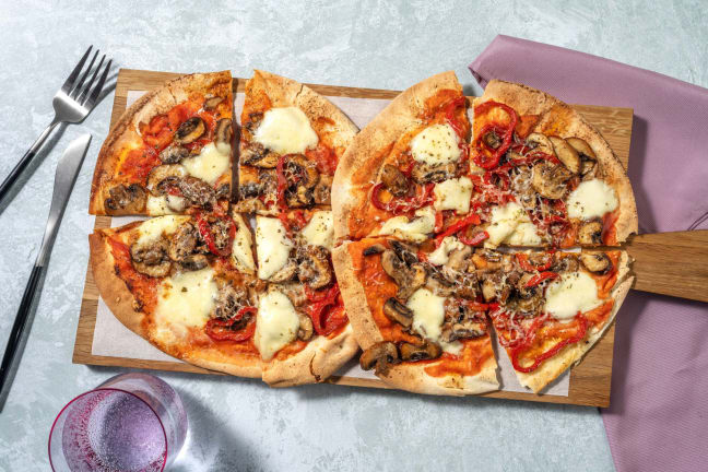 Platbroodpizza's met kastanjechampignons en mozzarella