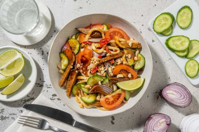 Aziatisch geïnspireerde fusionsalade met vegetarische runderstukjes