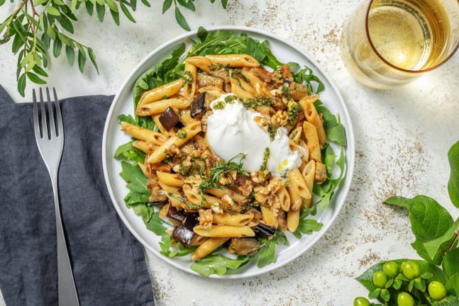 Penne à l'aubergine en sauce crémeuse et burrata