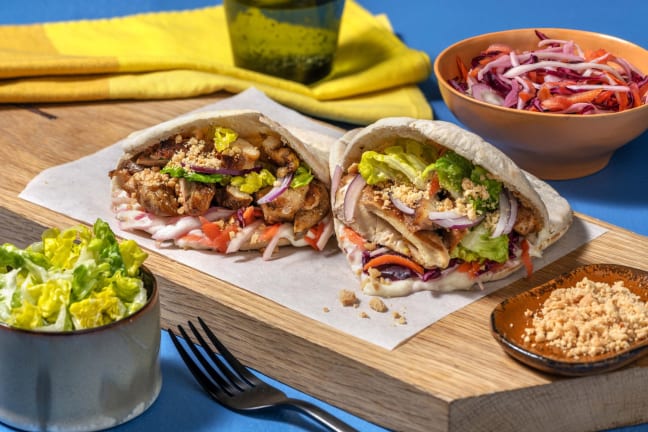 Pita au poulet à l'oriental, little gem et mélange de choux