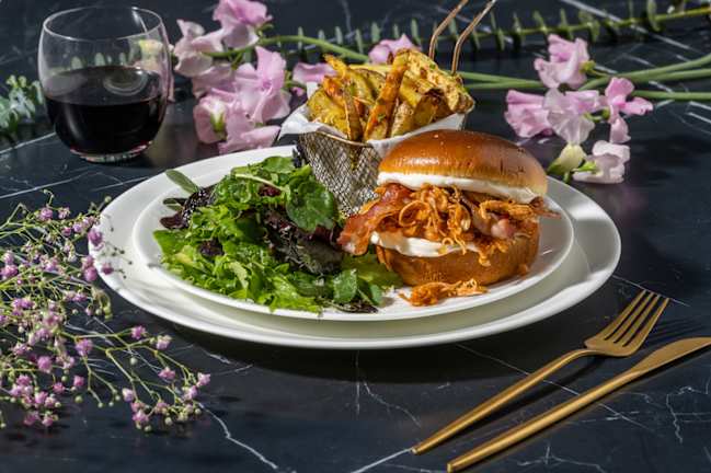 Burger di pollo sfilacciato BBQ e bacon