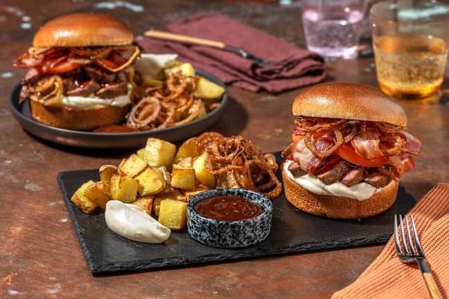 Amerikansk ”steak burger” och BBQ-sås