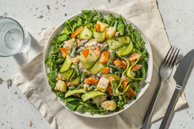 Warmgerookte zalm-aardappelsalade met courgettelinten