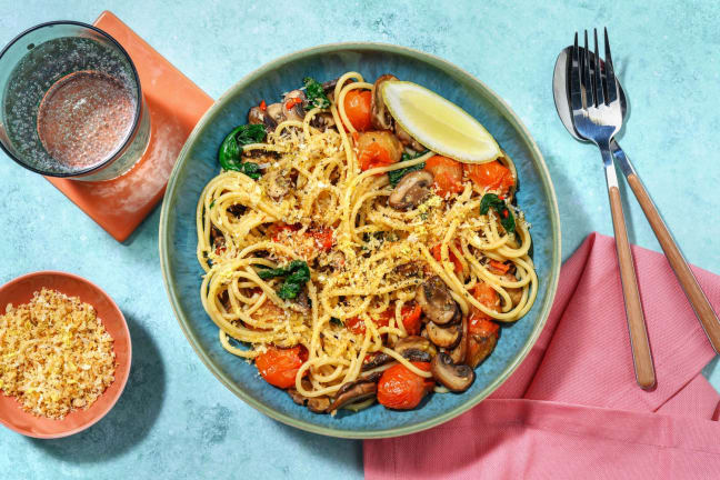 Spaghetti aux miettes de fromage et légumes aglio e olio