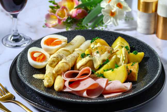 Asperges blanches au jambon et sauce hollandaise