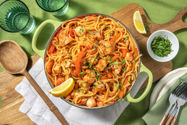 Linguine met zeevruchten en vis op z'n Spaans