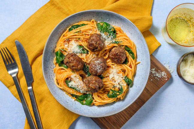 Krämig spaghetti och köttbullar