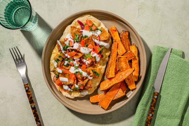 Naanbrød med vegetarstrimler og tomatsalat