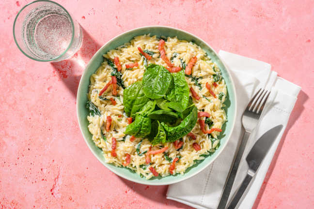 Orzo en salsa de queso con bacon crujiente