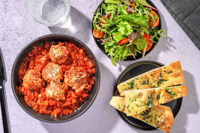 Gratinerede kødboller i tomatsauce