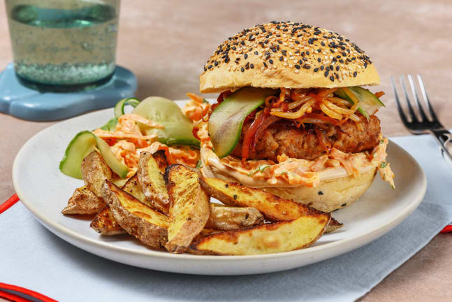 Burger de poulet en sauce hoisin, salade de concombre & carotte