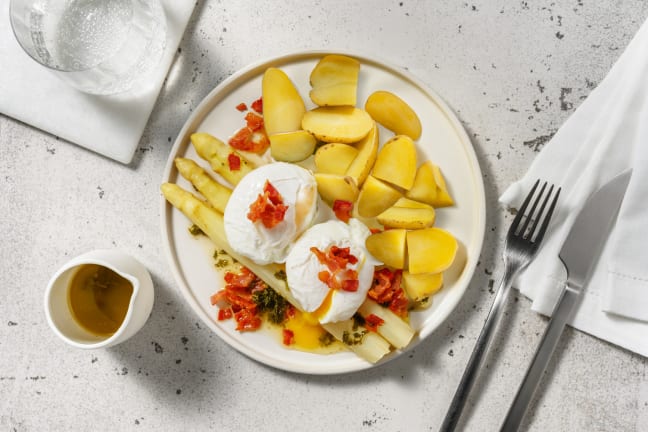 Witte asperges met ontbijtspek en gepocheerde eieren