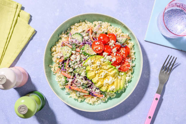 Mediterraner Perlencouscoussalat mit Avocado