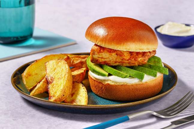 Fisch-Burger mit Avocado auf Brioche