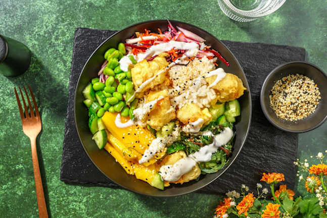 Luxe bowl met kabeljauw-tempura, mango en zeewiersalade