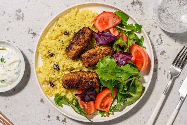 Rindfleisch-Köfte auf goldenem Sultaninen-Reis