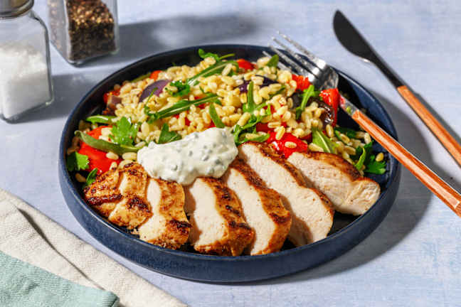 Gyldenstegt kylling og perlebygsalat