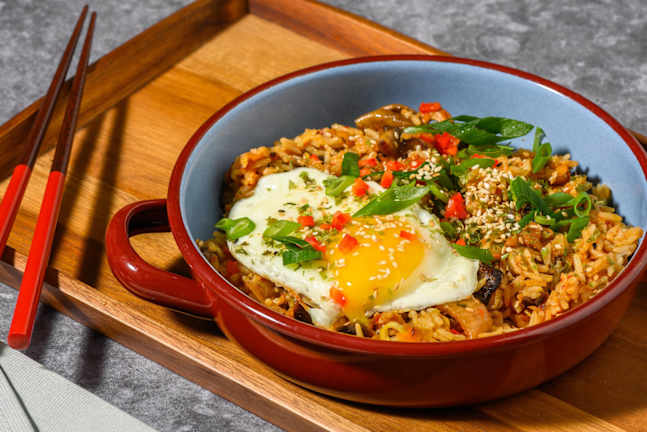 Pikante gebakken rijst met kimchi