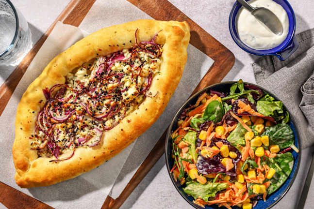 İçli Pide mit Hirtenkäse, Zwiebeln & Minzjoghurt