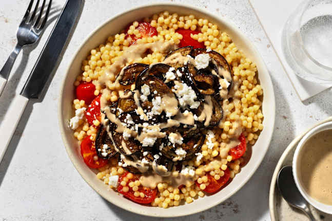 Bowl mediterranea di couscous perlato e datterini
