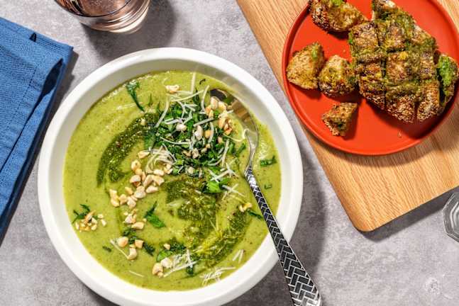 Soupe de brocoli garnie de fromage et herbes fraîches