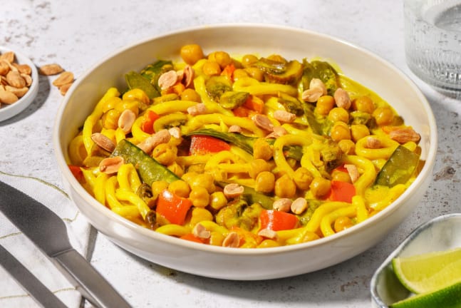 Kokoscurrynoedels met kikkererwten en peultjes