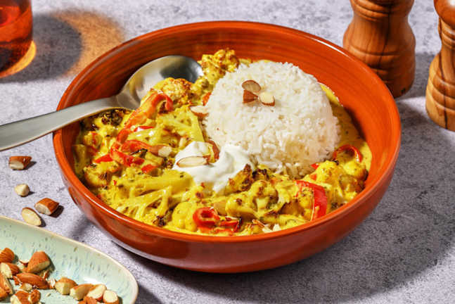 Romige groentecurry met yoghurt en amandelen