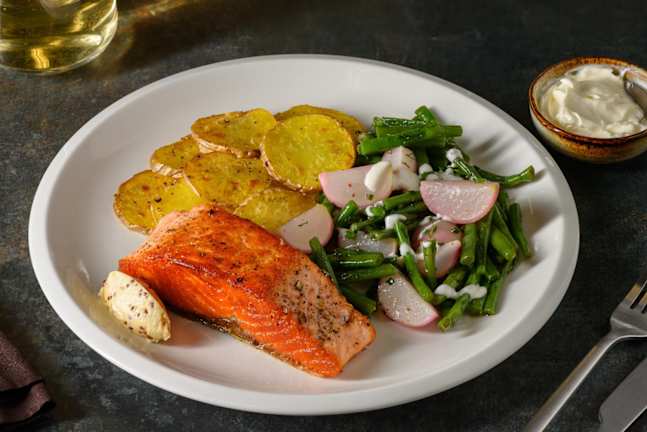 Gebratenes Lachsfilet mit Senfbutter