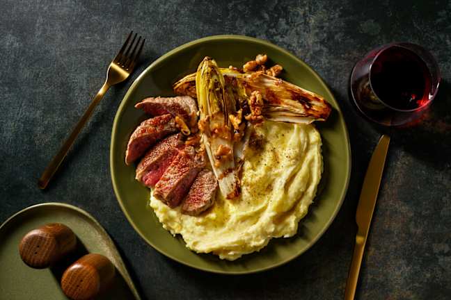 Tagliata di manzo su purè ricco alla mozzarella
