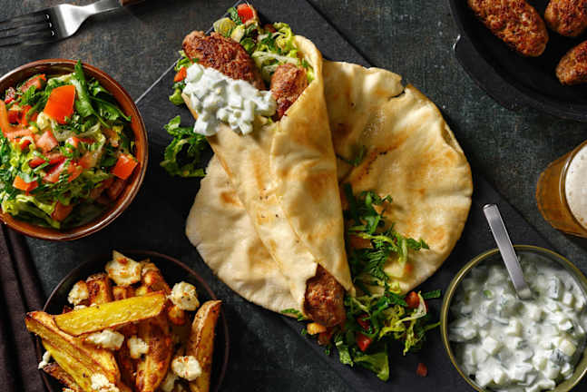 Greek Style Kofta mit Zaziki & Hirtenkäse im Naan-Brot