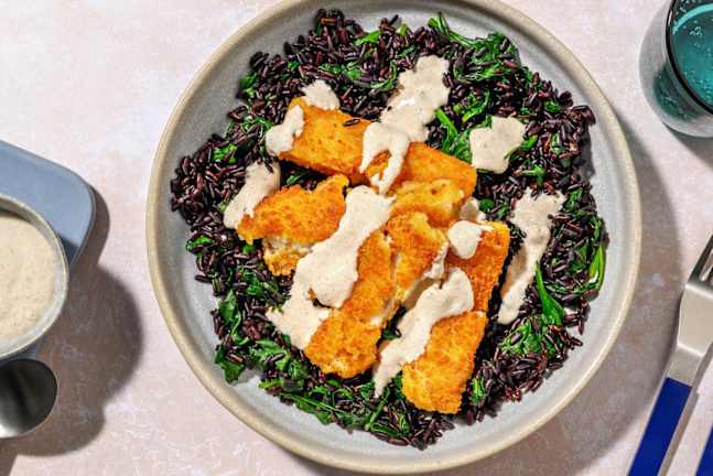Bowl di riso nero e bastoncini di pesce