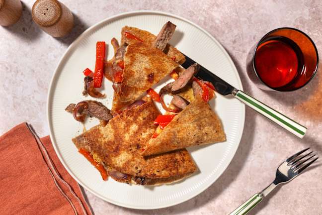 Quesadilla integrale ripiena di manzo e peperoni