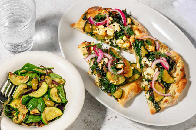 Pizza sur naan aux légumes, fromage à la grecque et olives
