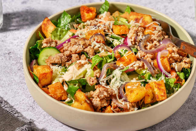 Burger Bowl mit Reibekäse und würzigen Croûtons