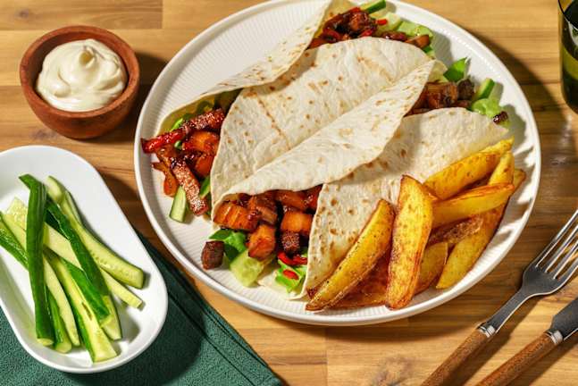 Wraps met sweet & sticky buikspek en patatjes