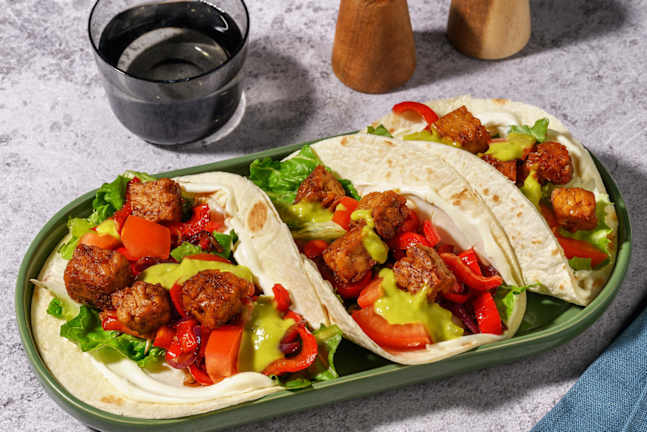 Tacos fusion au tempeh laqué garnis de dip d'avocat et sauce à l'ail