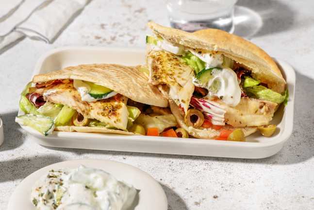 Griekse stijl pita's met vis en frisse komkommeryoghurt