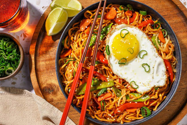 Nouilles en sauce à l'asiatique et œuf au plat