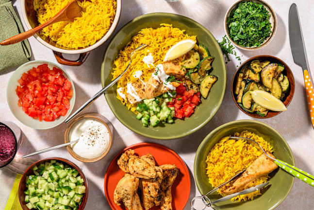 Mediterraanse stijl bowl met kip en gele rijst