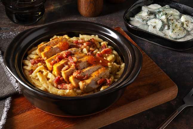 Cremige Käsespätzlepfanne mit Schweinelachssteak