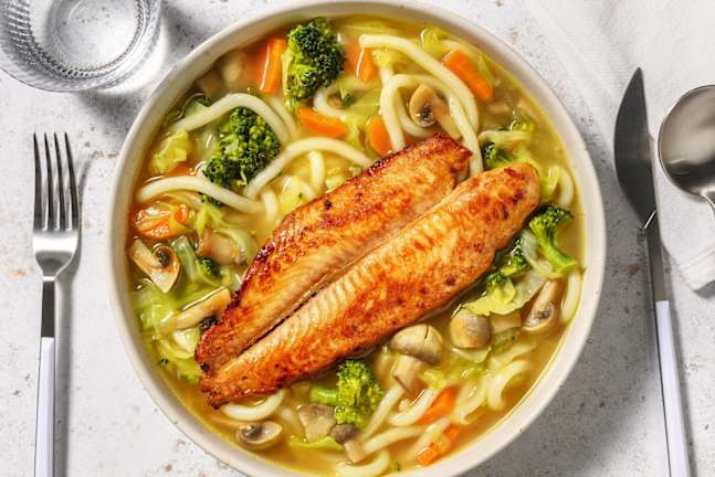 Kruidige udonnoedelsoep met gebakken pangasiusfilet