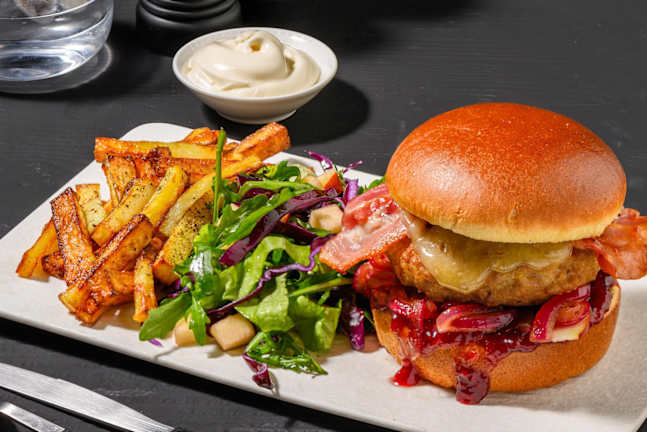 Burger de veau au lard et frites au four
