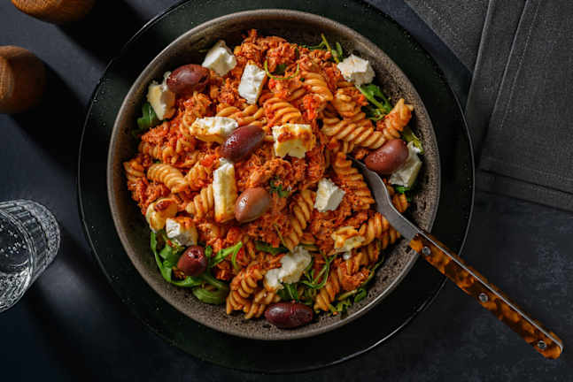 Mediterraanse stijl pasta met tonijn, feta en rucola
