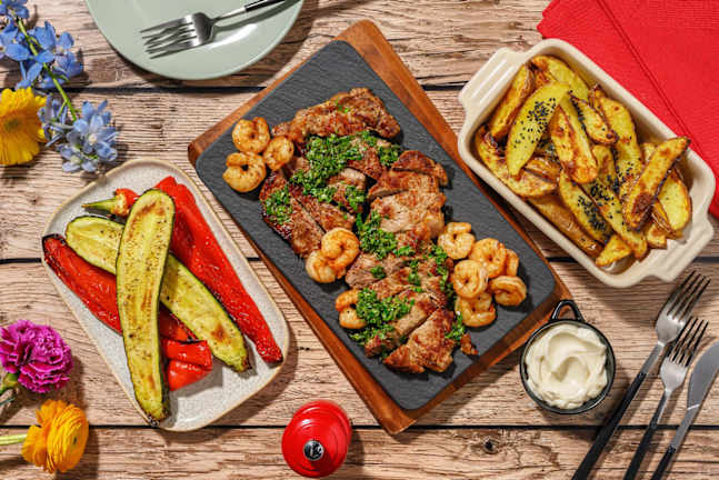 « Surf and Turf » de steak & crevettes au poivron pointu et courgette rôtis