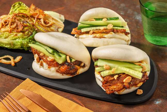 Bao-broodjes met sticky hoisinbuikspek en pinda's