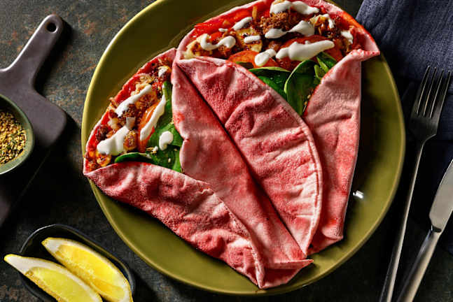 Pain plat à la betterave garni de bœuf haché et fromage à griller