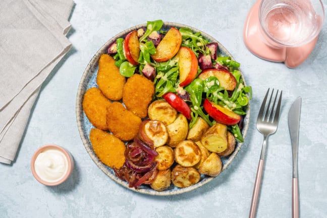 Nuggets vegan servis avec une salade de betterave et des grenailles