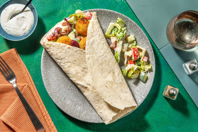 Bunt gefüllter Wrap mit Falafelbällchen