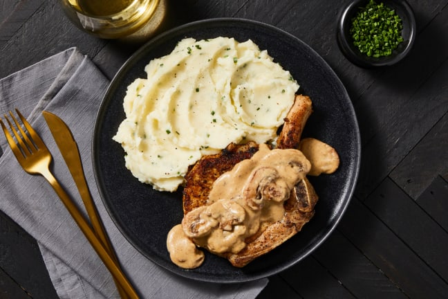 Côtelettes de porc coupe hôtel et sauce aux champignons crémeuse