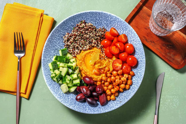 Karotten-Hummus-Bowl mit Tricolor-Quinoa & Kalamata-Oliven